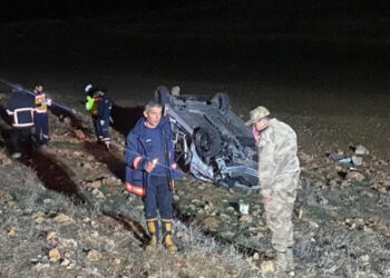 Şarampole devrilen otomobilden fırlayan 2 kişi hayatını kaybetti