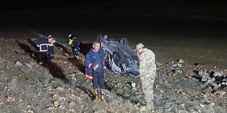 Şarampole devrilen otomobilden fırlayan 2 kişi hayatını kaybetti