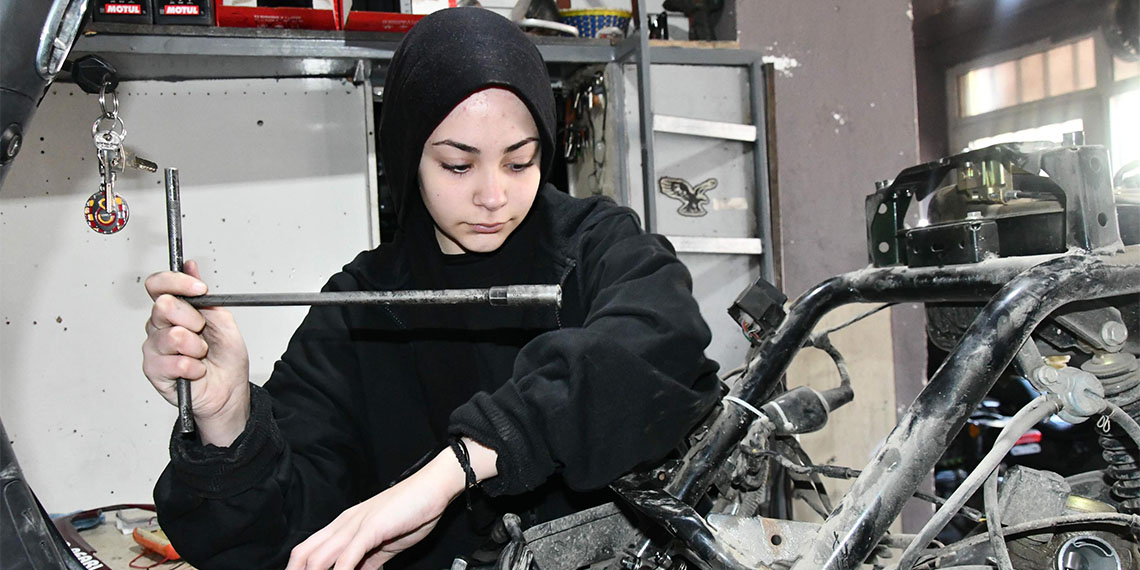 Tekirdağ'ın Marmaraereğlisi ilçesinde lise öğrencisi Melisa Güzel (16), okuldan arta kalan zamanında babasının yanında 2 yıldır motosiklet ve bisiklet tamirciliği yapıyor.