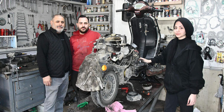 Lise öğrencisi Melisa motosiklet ve bisiklet tamirciliği yapıyor