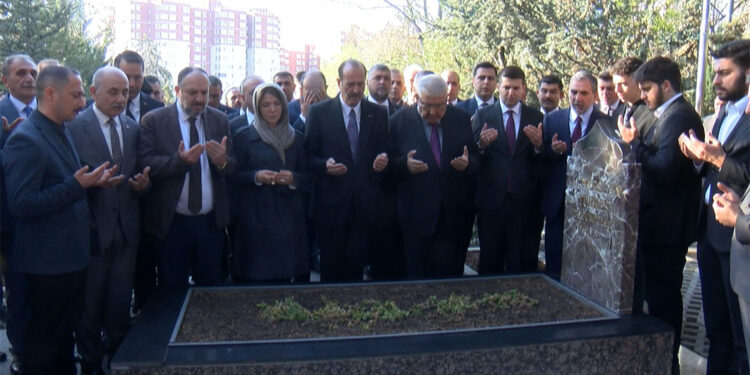 MHP'nin kurucu Genel Başkanı Alparslan Türkeş mezarı başında anıldı
