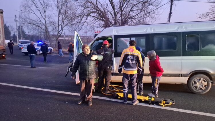 Minibüs kırmızı ışıkta bekleyen TIR'a çarptı