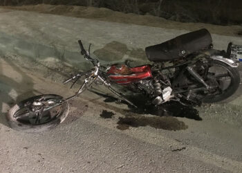 Motosikletle hafif ticari araç kafa kafaya çarpıştı; 2 ölü
