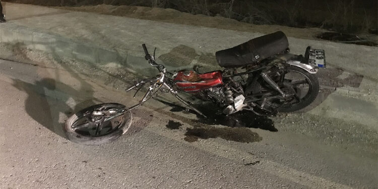 Motosikletle hafif ticari araç kafa kafaya çarpıştı; 2 ölü