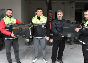 Motosikletli kuryeler taşıma çantasını sökmek zorunda kalıyor