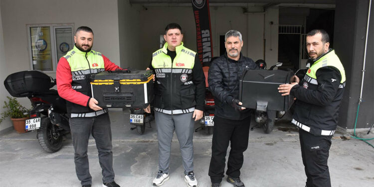 Motosikletli kuryeler taşıma çantasını sökmek zorunda kalıyor