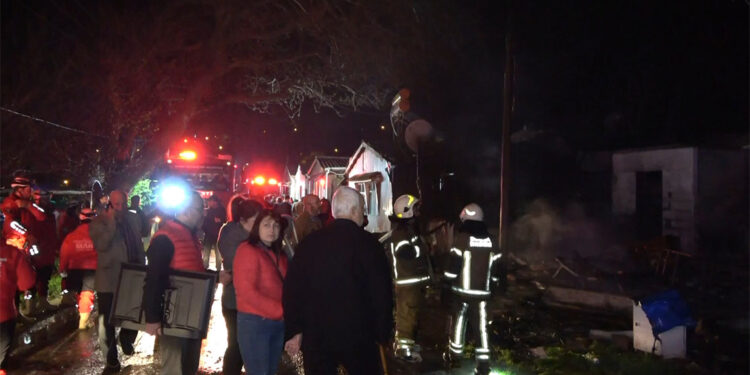 Mudanya'da elektrik direğinden çıkan yangın 18 eve sıçradı