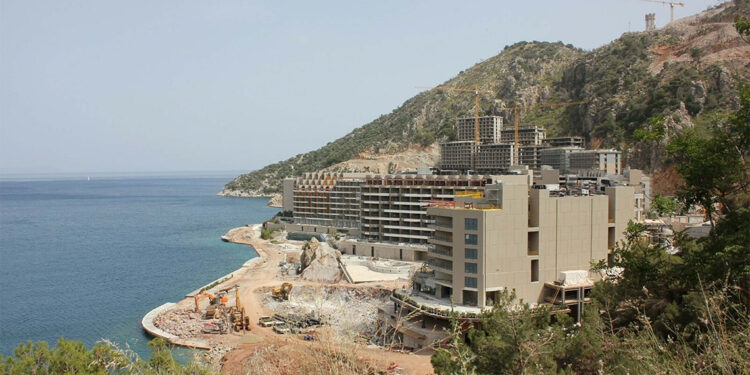 Muğla ve Marmaris belediyelerine 'kaçak oteli yıkın' talimatı