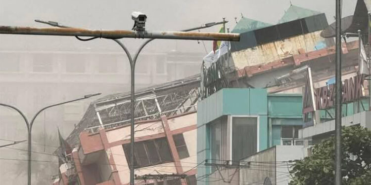 Myanmar'da cami çöktü: 10 ölü