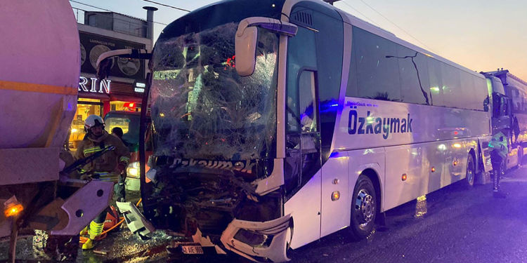 Manisa'da 4 araç zincirleme kazaya karıştı: 1 ölü, 7 yaralı