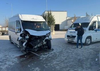 Manisa'da iki servis minibüsü çarpıştı: 19 yaralı