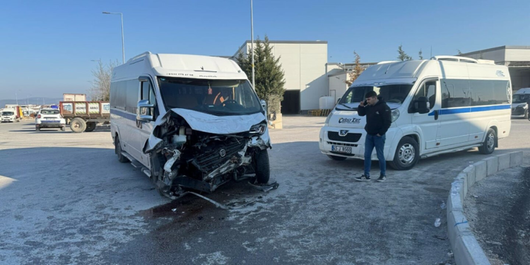 Manisa'da iki servis minibüsü çarpıştı: 19 yaralı