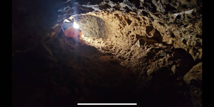 Metruk evin zeminini kazarak define aramışlar