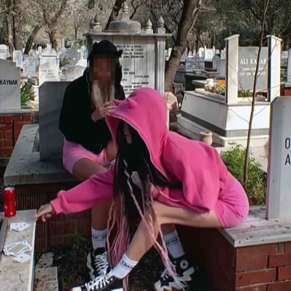 Mezar taşlarının üzerine oturup iskambil oynadılar