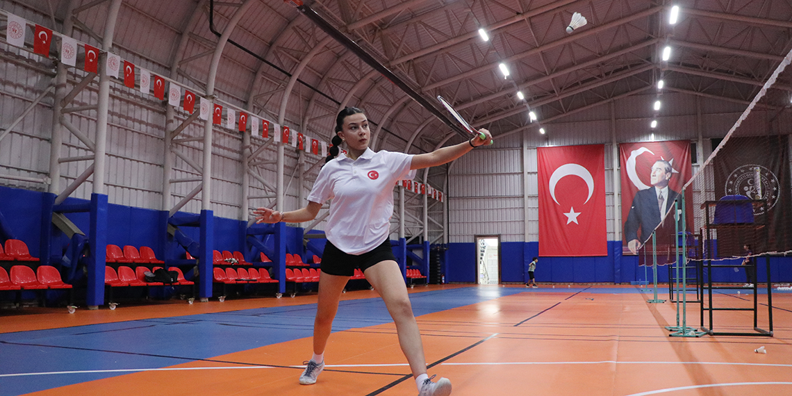 Milli badmintoncu Telli Nur, olimpiyat seçmelerine hazırlanıyor
