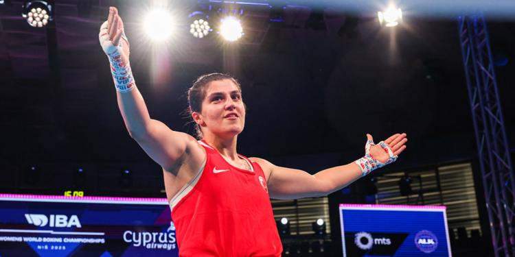 Milli boksör Busenaz Sürmeneli dünya şampiyonu oldu