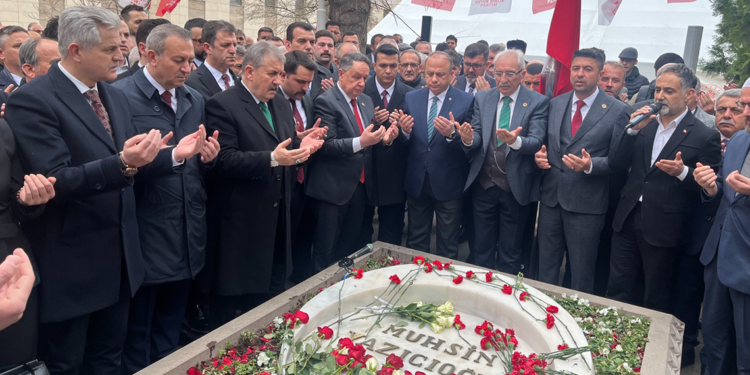 Muhsin Yazıcıoğlu mezarı başında anıldı