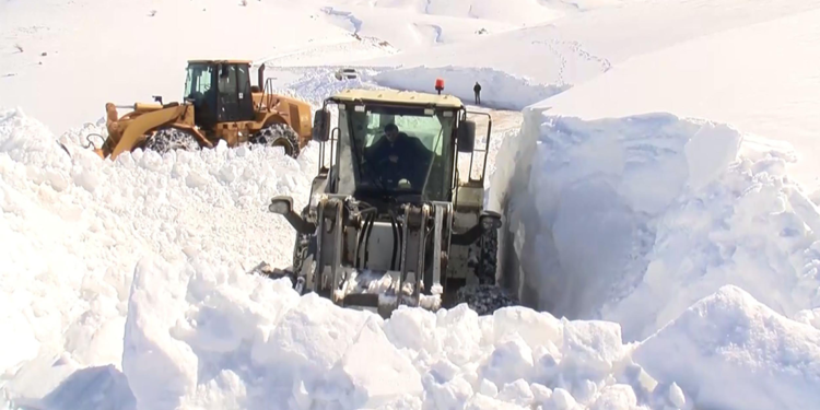 Muş'ta 5 metre yüksekliğinde karla mücadele