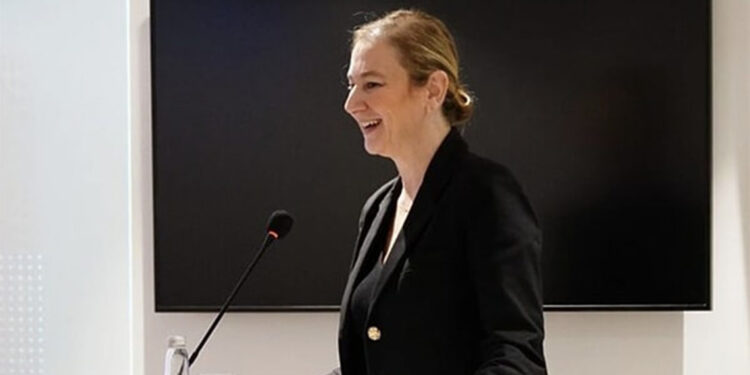 Dün profesördü bugün lise mezunu oldu; Öğrencileri yalnız bırakmadı