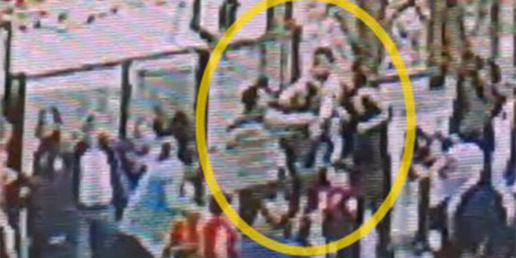 Okul müdürü ile veli arasındaki yumruklu kavga kamerada