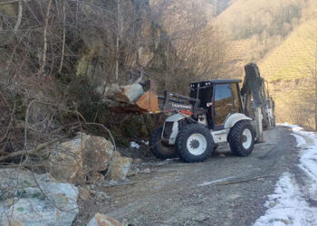 Ordu'da eriyen karlar heyelanlara yol açtı