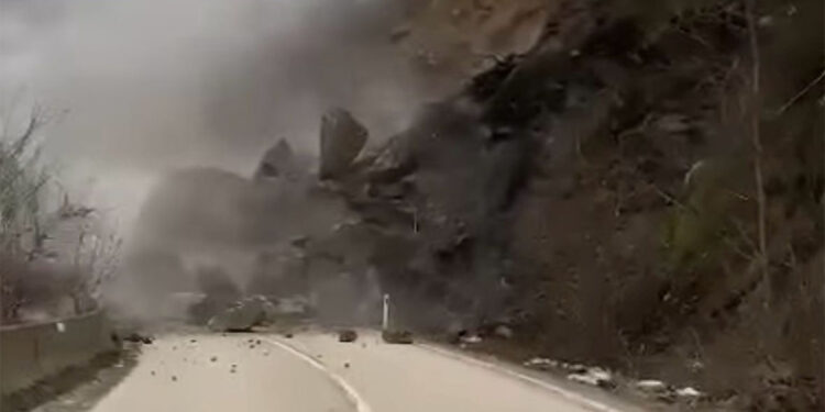 Ordu'da heyelan; o anlar kamerada