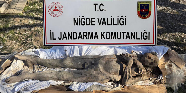 Orta Çağ'a ait mumyayı satmaya çalışırken yakalandılar