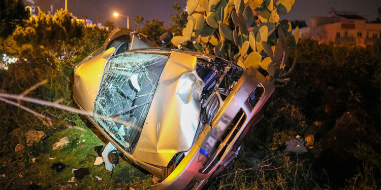 Otomobil metrelerce sürüklenip ağaca çarptı; polis memuru öldü