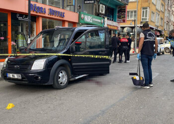 Otomobille kırmızı ışıkta beklerken, silahlı saldırıda yaralandı