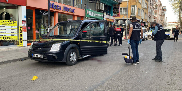 Otomobille kırmızı ışıkta beklerken, silahlı saldırıda yaralandı
