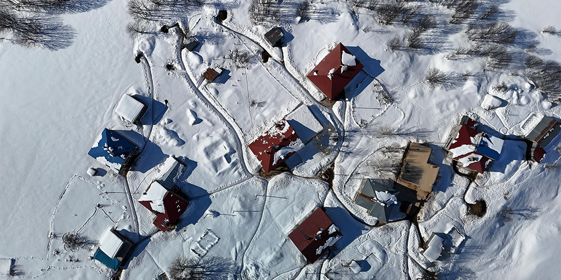 Türkiye'nin en fazla kar yağışı alan bölgelerinden olan ve ağır kış koşullarının etkisini sürdürdüğü Ovacık'ta kar manzarası dronla görüntülendi.