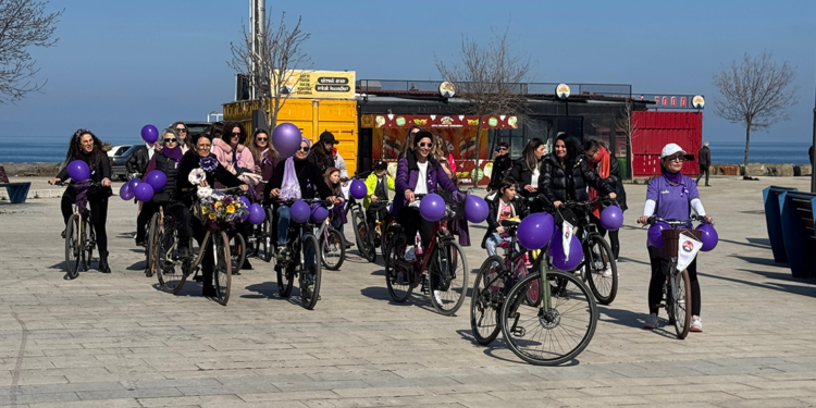 Ordu'da kadınlar ‘8 Mart’ için bisikletleriyle sahil turu attı