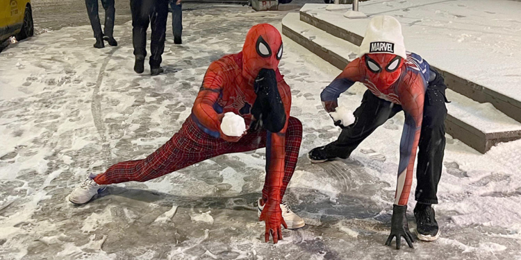 Örümcek adamların kar topu savaşı