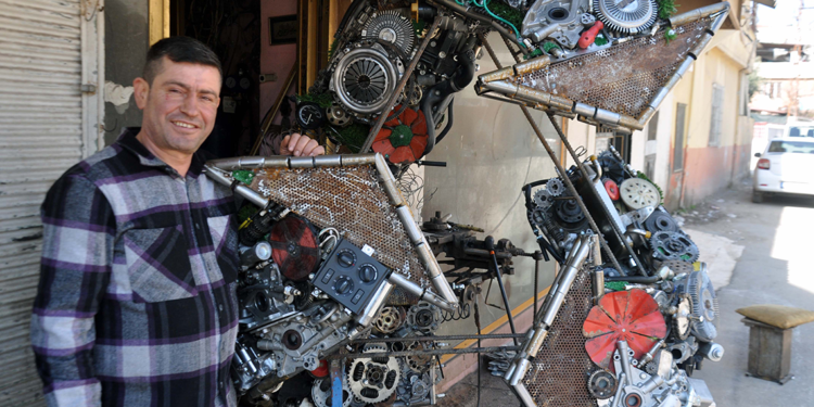 Oto yedek parçaları ile yapay çimi birleştirip heykel yaptı