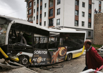 Otobüs istinat duvarını aşıp, otomobilin üstüne düştü