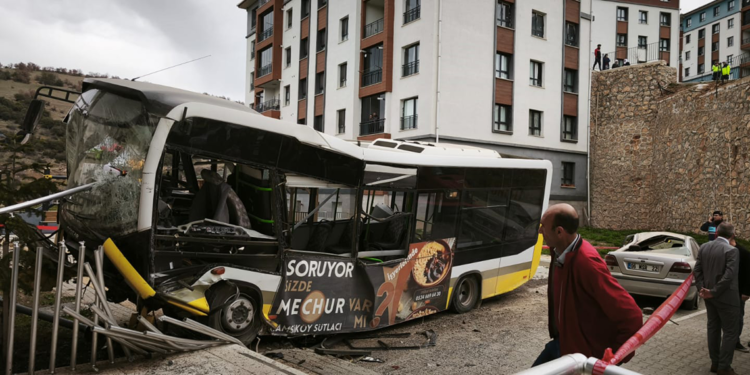 Otobüs istinat duvarını aşıp, otomobilin üstüne düştü