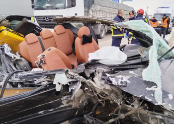 Otomobil, TIR'a ve bariyerlere çarptı; 2’si çocuk 5 yaralı