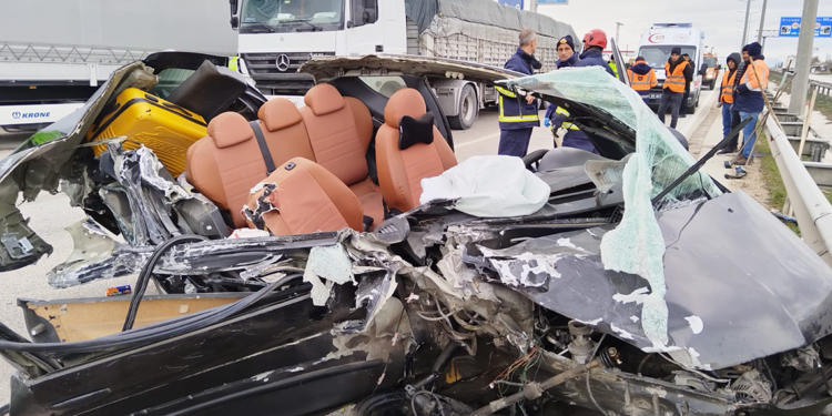 Otomobil, TIR'a ve bariyerlere çarptı; 2’si çocuk 5 yaralı