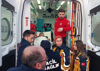 Otomobil ile ambulans çarpıştı: 3 yaralı