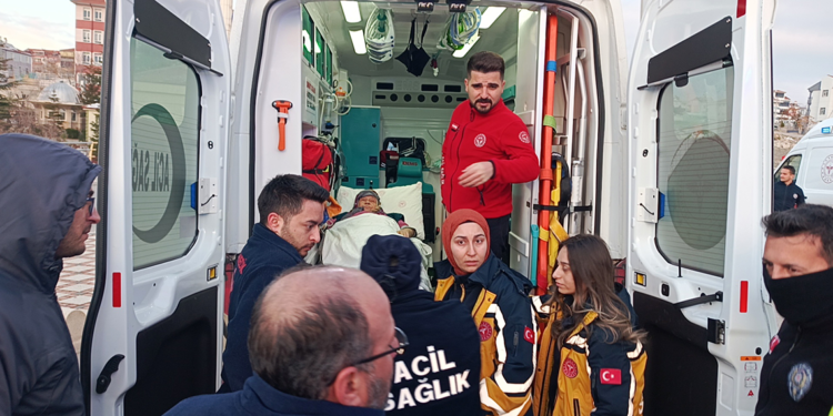 Otomobil ile ambulans çarpıştı: 3 yaralı