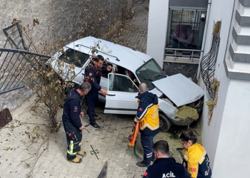 Otomobil, yol ile apartman arasındaki boşluğa düştü