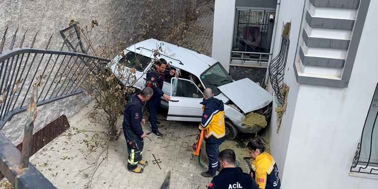 Otomobil, yol ile apartman arasındaki boşluğa düştü