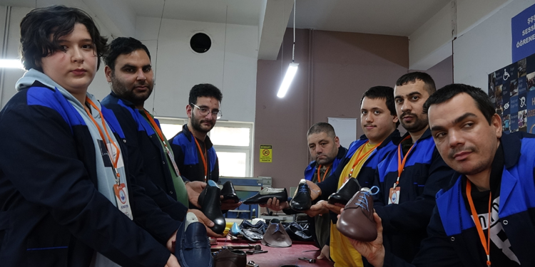 Özel bireyler hem meslek öğreniyor hem üretiyor