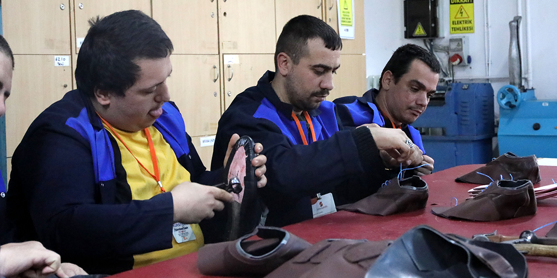 Özel bireyler hem meslek öğreniyor hem üretiyor
