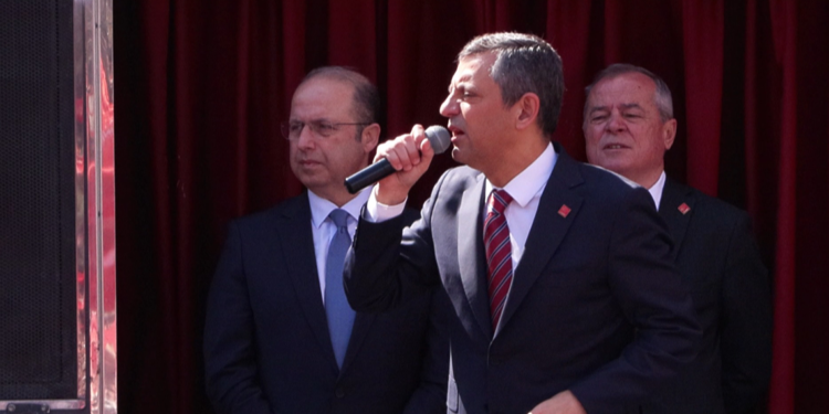 Özgür Özel'den Beylikdüzü Belediyesi'ne destek ziyareti