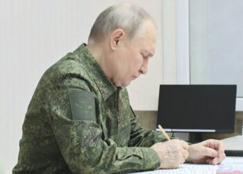 Vladimir Putin askeri üniforma giydi