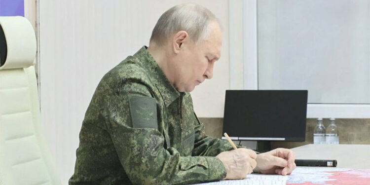 Vladimir Putin askeri üniforma giydi