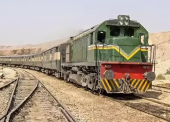 Pakistan'da tren saldırısı: 100'den fazla yolcu kurtarıldı