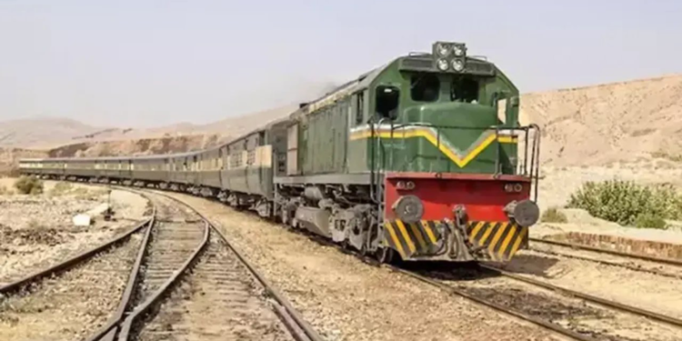 Pakistan'da tren saldırısı: 100'den fazla yolcu kurtarıldı