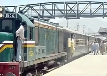 Pakistan'da trene saldırı: 450 yolcu rehin alındı